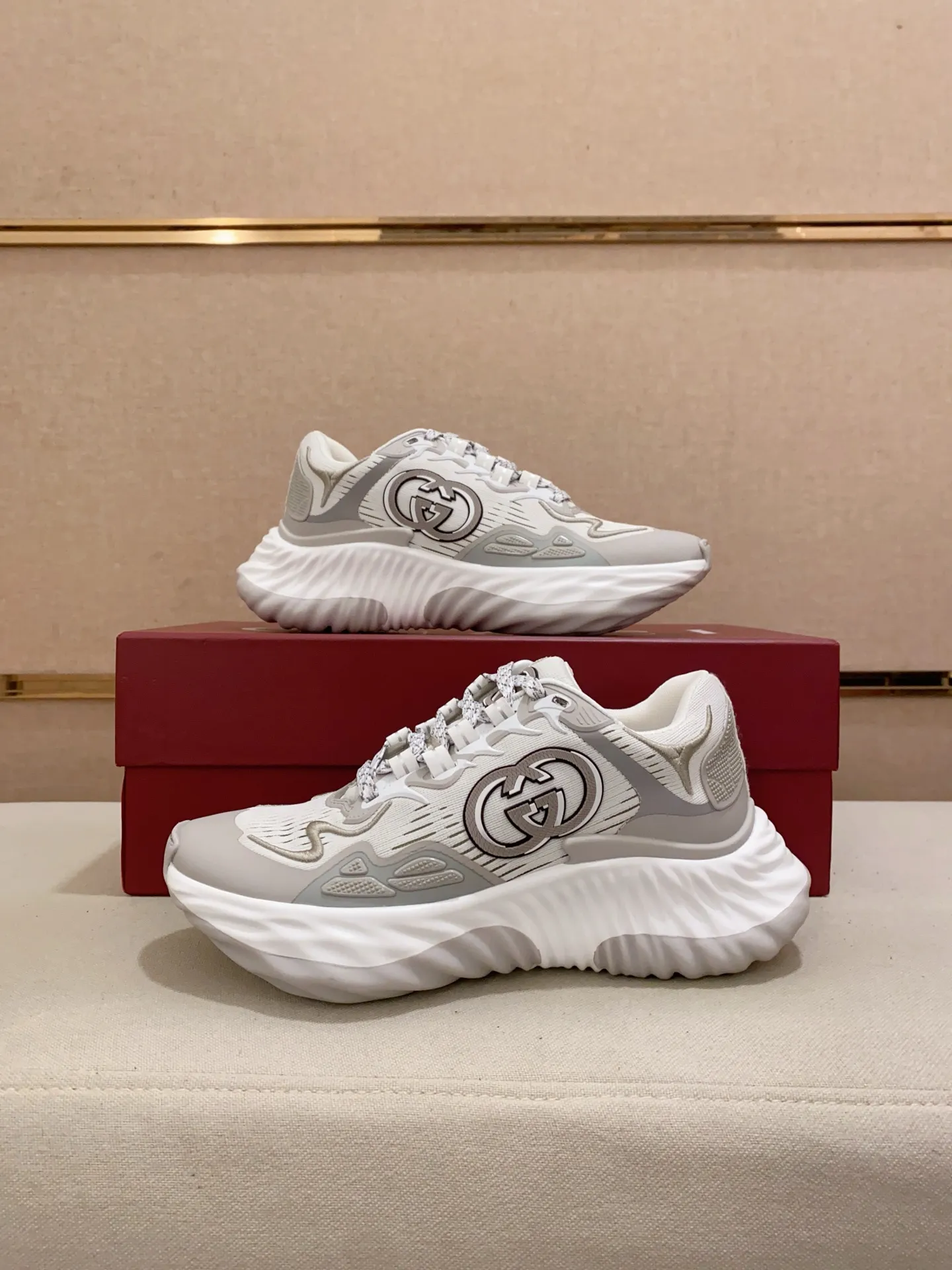 Men's shoes💰: 840💰High version of Gucci series couple's thick-soled sneakers! Gucci Gucci wave shoes Gucci's new designer has brought a new design, with a more comfortable foot feel and a new wave design. GUCCI's new Ripple wave shoes have an upper made of soft nappa leather and mesh. The foamed TPU midsole provides excellent comfort and feels like falling into the clouds. This new sports shoe adopts a thick-soled design, with a stitched leather upper and mesh, showing a full sense of technology. The two major brand logo details, the 3D-effect interlocking Double G leather patch and the Gucci letter metal hardware, inject a dazzling texture into the overall design. These shoes are crafted from silver metallic leather. Silver metallic leather, leather piping mesh details, Gucci lettering metal hardware, interlocking double G patch, lightweight rubber sole, top stitching and comes with a pair of shoelaces. Size: Women's 35-40 (can be customized to 34.41).        Male 39-44 (38.45 can be customized).